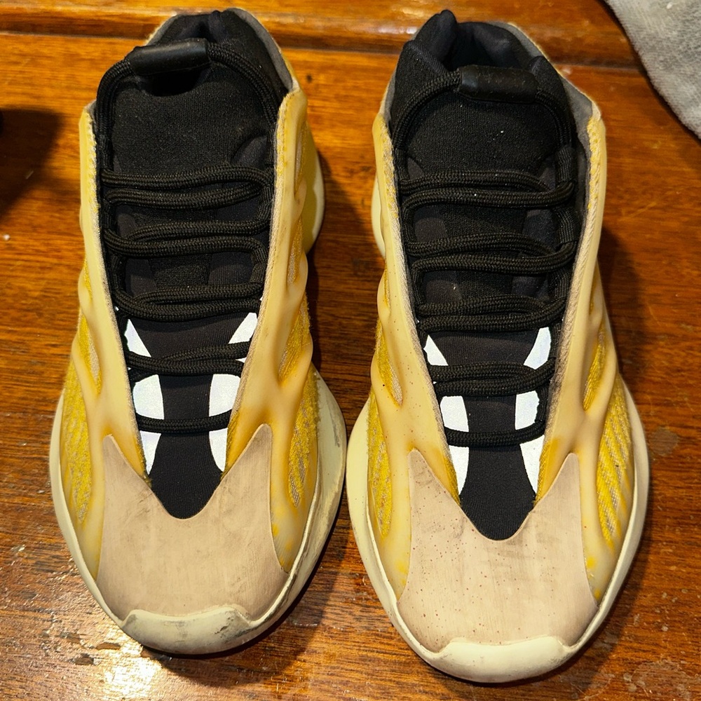 Adidas Yeezy 700 V3 Size 5